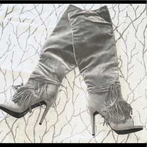 Smoking hot over the knee boots!! Never been worn.